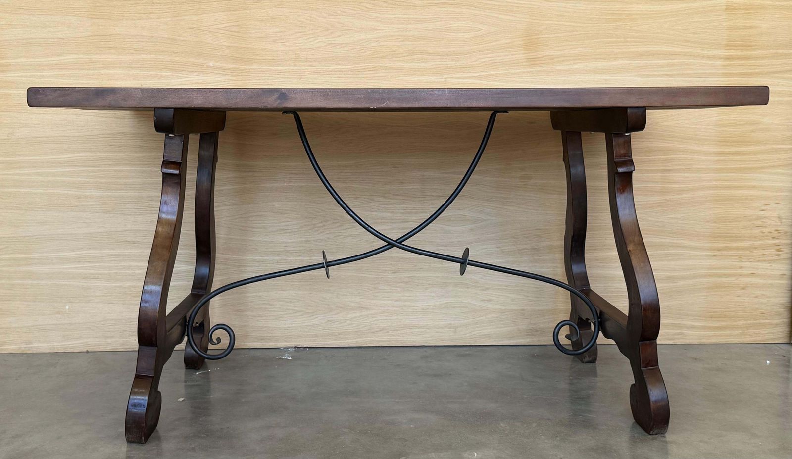 Table à manger ou console en noyer, pieds en lyre et plateau épais, Espagne photo for sale