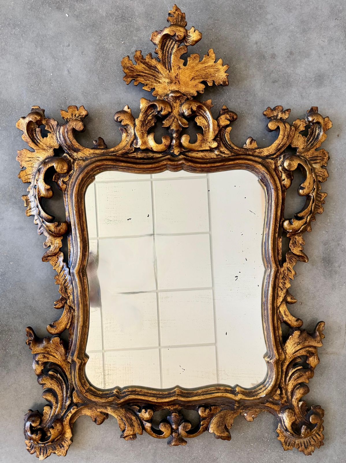 Miroir espagnol de style baroque, en noyer sculpté et ormolu doré, XXe siècle photo for sale
