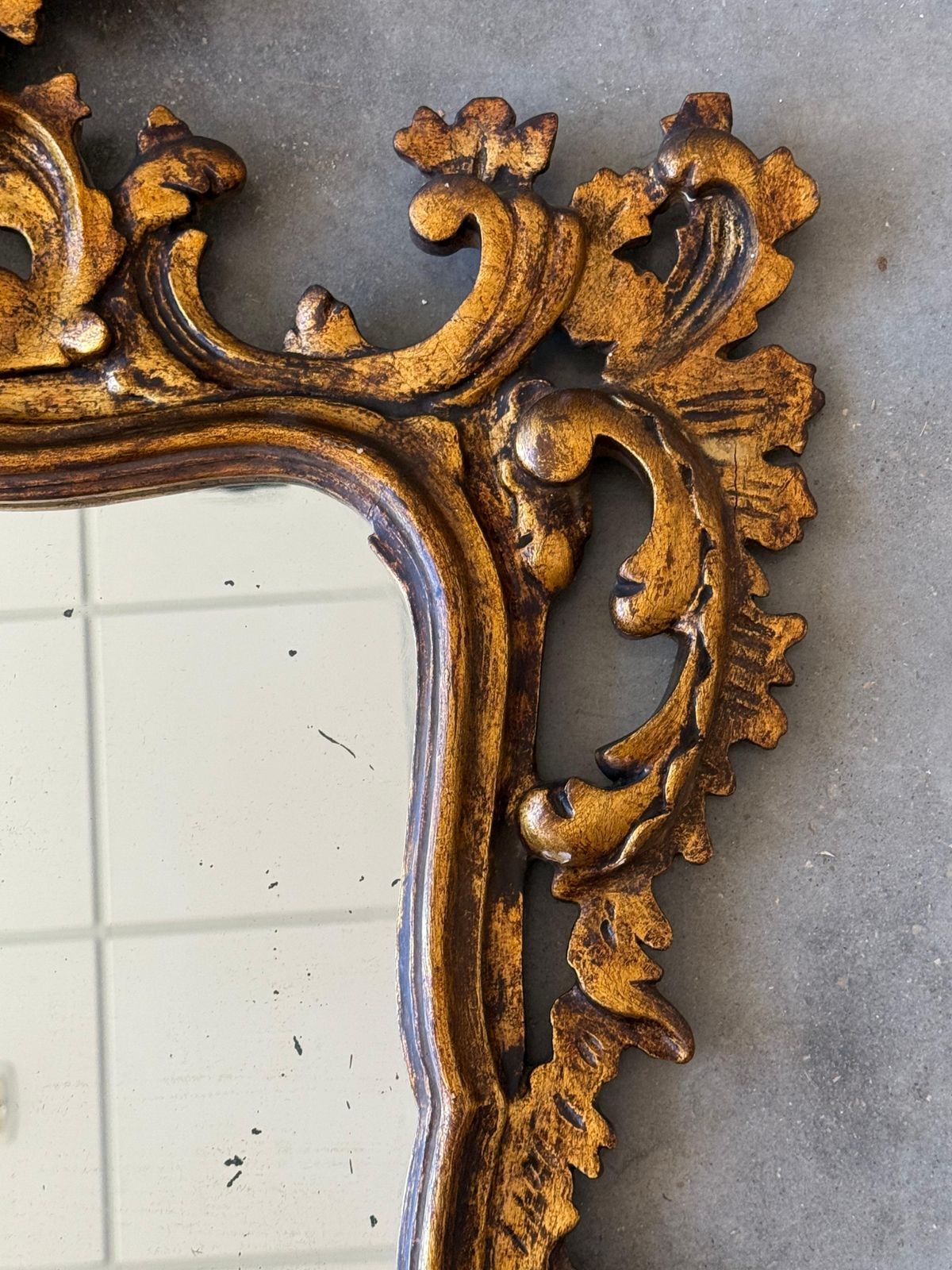Miroir espagnol de style baroque, en noyer sculpté et ormolu doré, XXe siècle photo vinterior