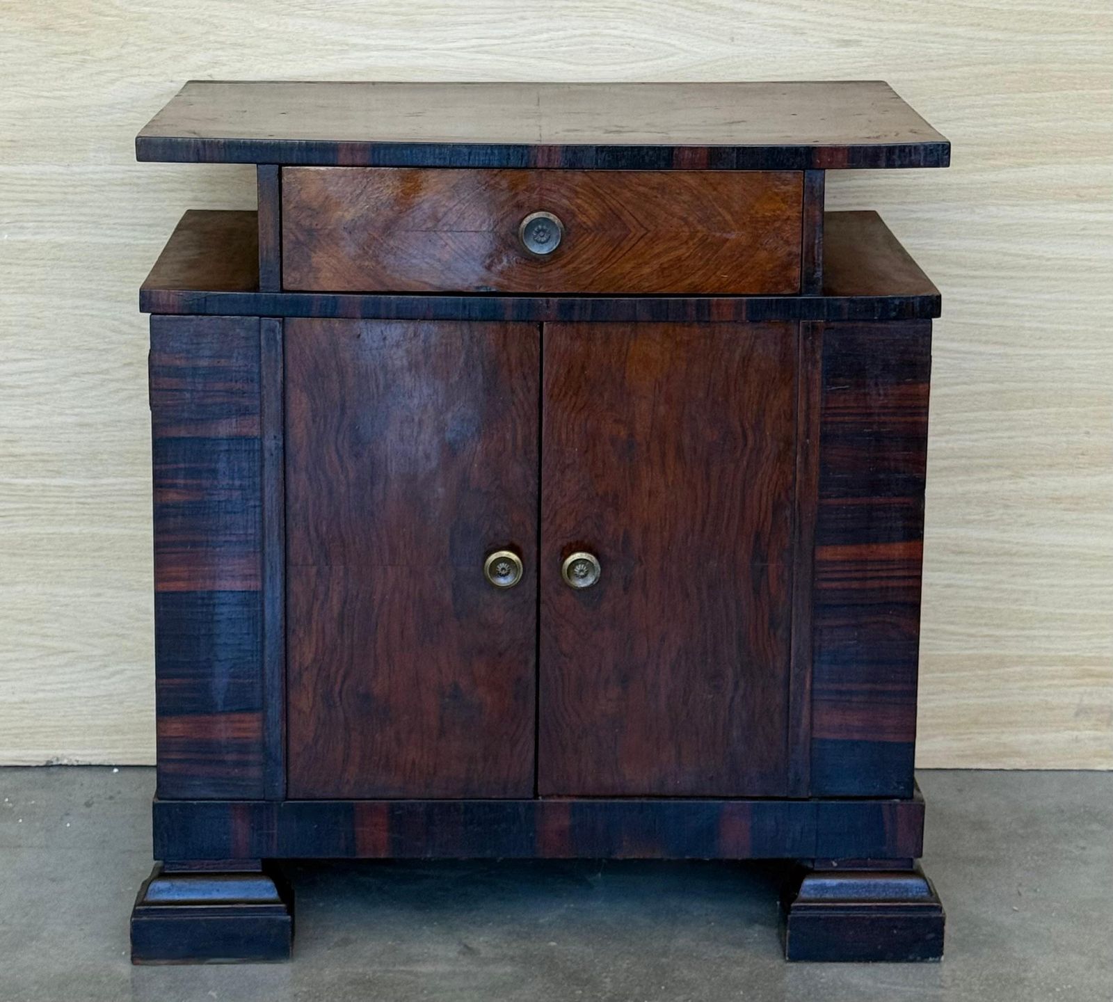 Paire de buffets Art déco avec détails ébénisés et tiroir photo furniture