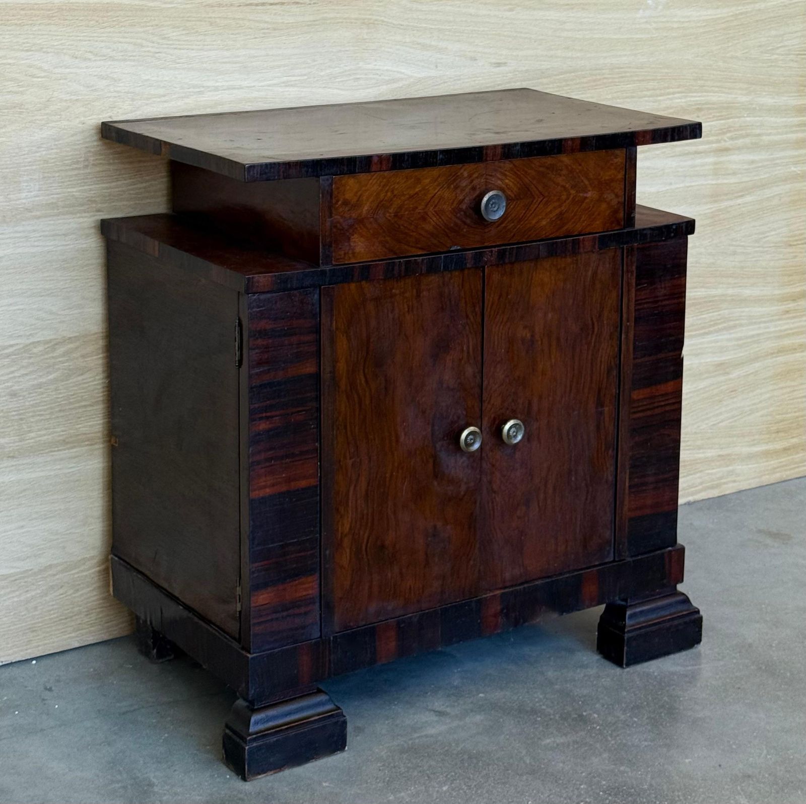 Paire de buffets Art déco avec détails ébénisés et tiroir photo buy