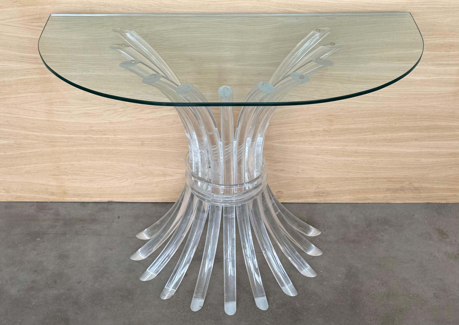 Console demi-lune, pied central en Lucite et plateau en verre transparent photo Mobilier
