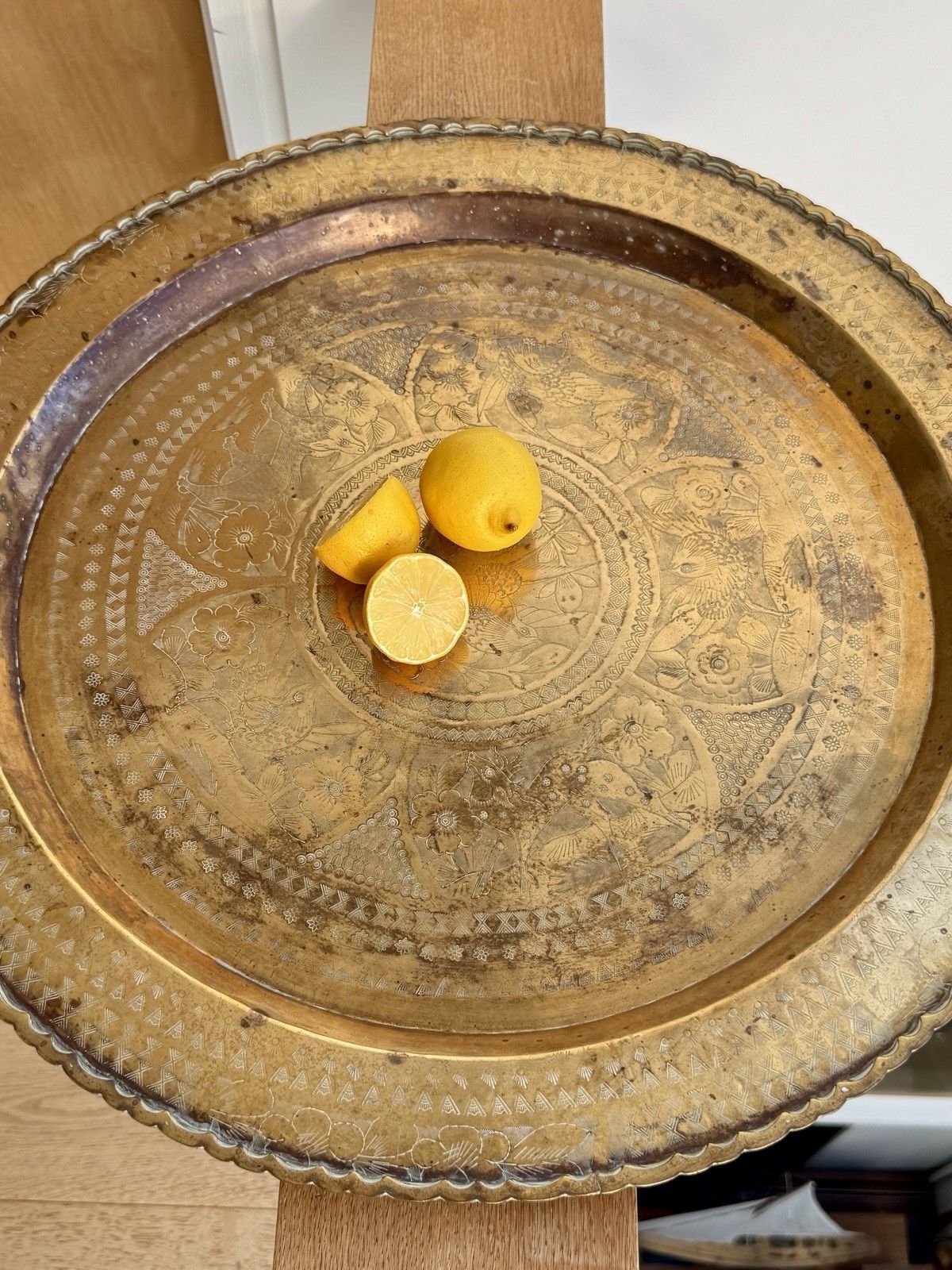 photo vinterior Vintage Large Brass Hammered Tray Animals & Flowers Made In Hong Kong