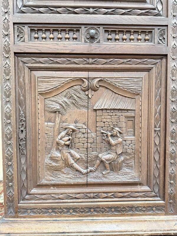 Bonnetiere   Armoire Bretonne En Chêne Massif Sculpté photo vintage