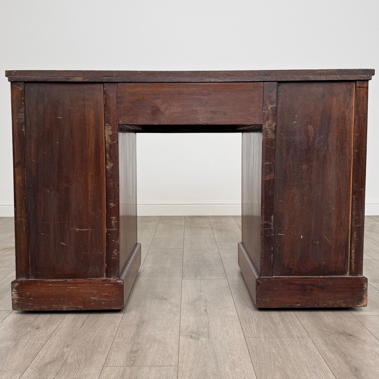 Antique 19th Century Inlaid Kneehole Desk In Mahogany photo vinterior
