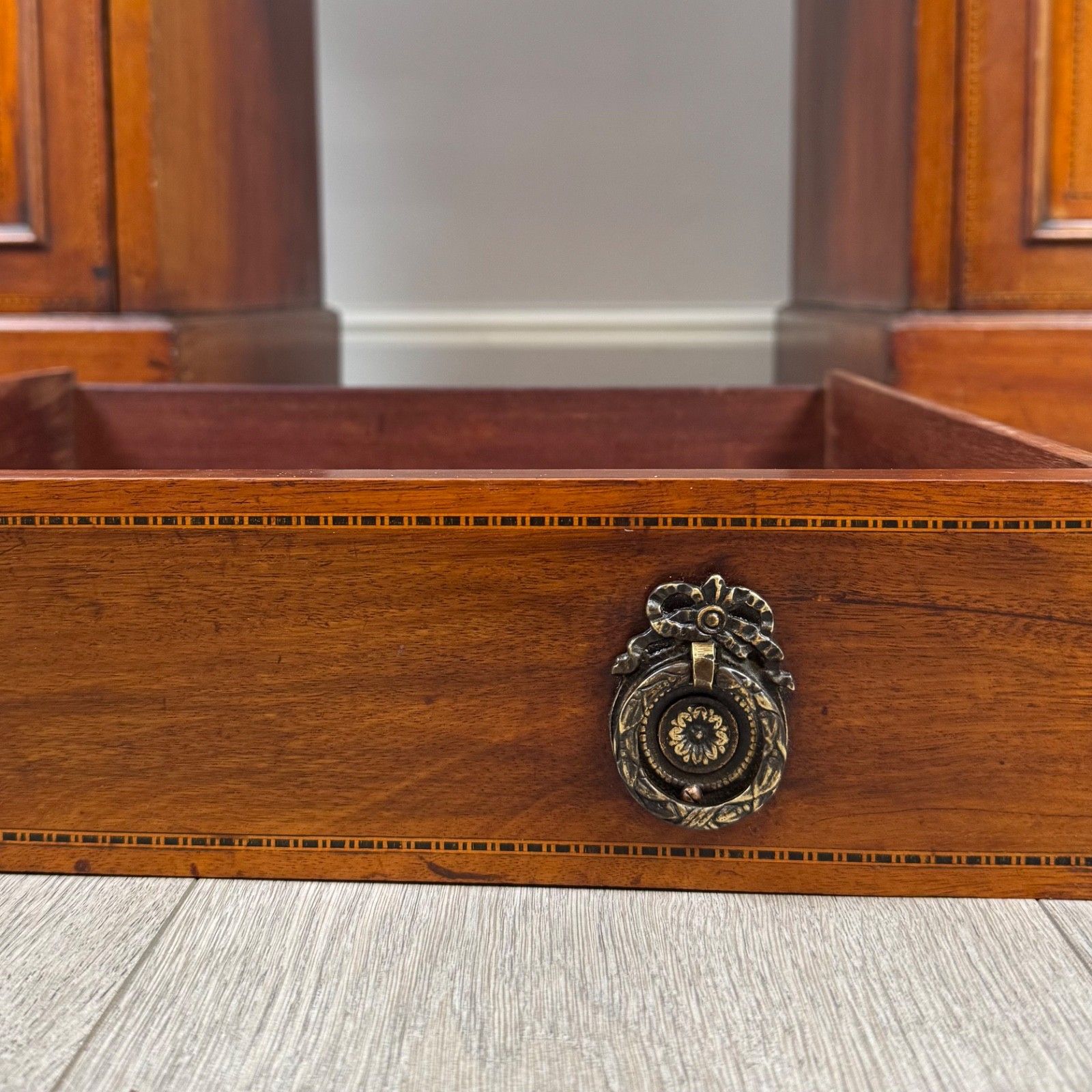 625.0 Antique 19th Century Inlaid Kneehole Desk In Mahogany photo