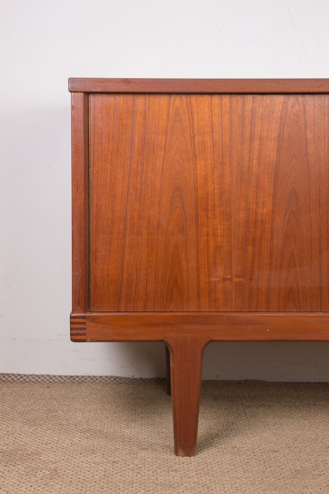 Buffet brutaliste danois en teck massif par Henning Kjaernulf pour Vejle Stole, 1960. photo for sale