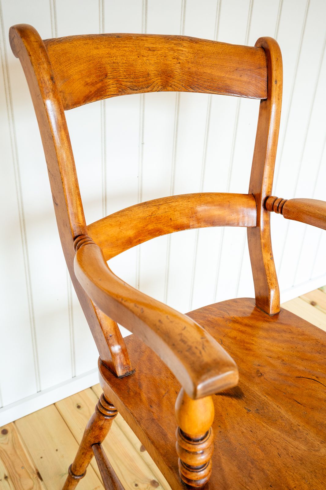photo furniture Antique Blonde Windsor Chair Satin Birch Country Bar Back Oxford Armchair 1850 Farmhouse Country House Victoria.N