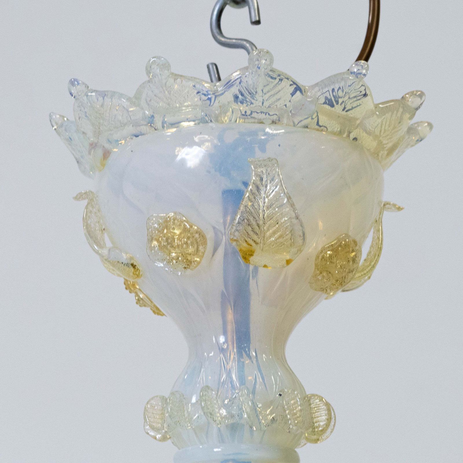 photo vintage Large Murano Glass White & Gold Chandelier | Floral Venetian Light