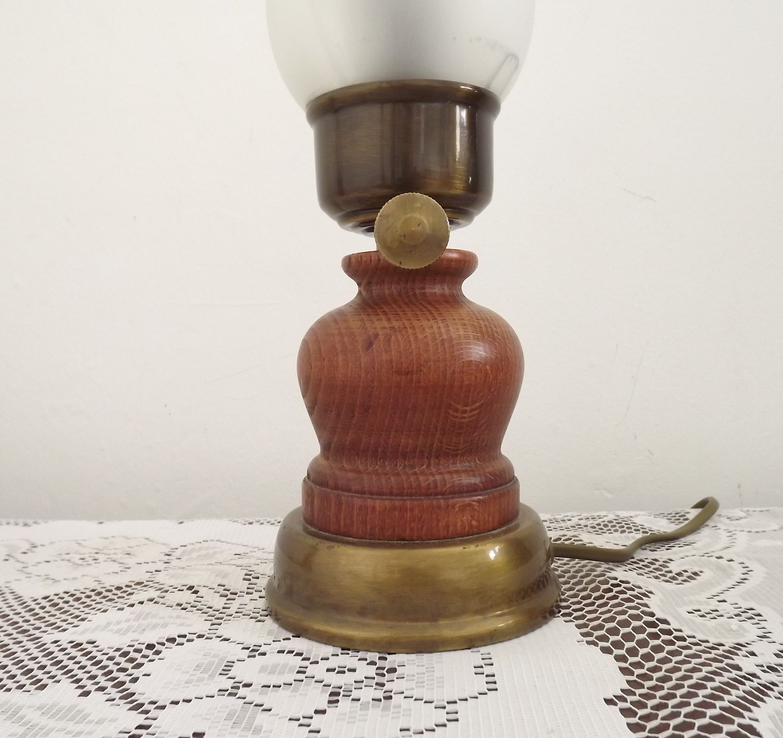 Stel Franse Vintage Olielantaarn Stijl Lampen Van Hout En Messing Met Glazen Kappen. Nachtkastlampen. photo vinterior