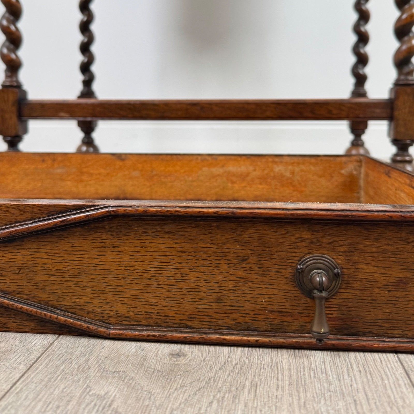 Furniture Antique 20th Century Fine Quality Jacobean Side Table In Oak photo