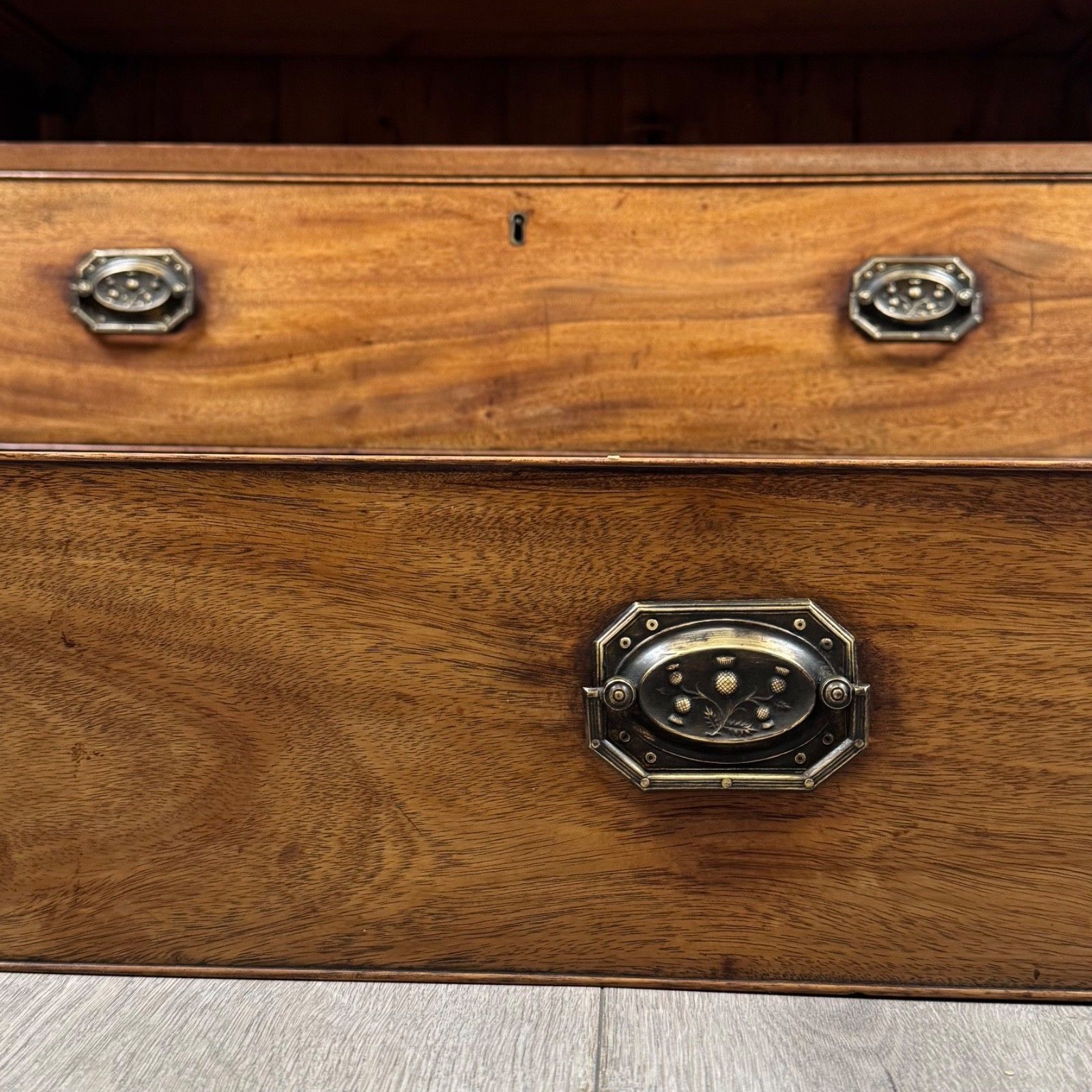 Furniture Antique 18th Century Chest Of Drawers In Mahogany photo