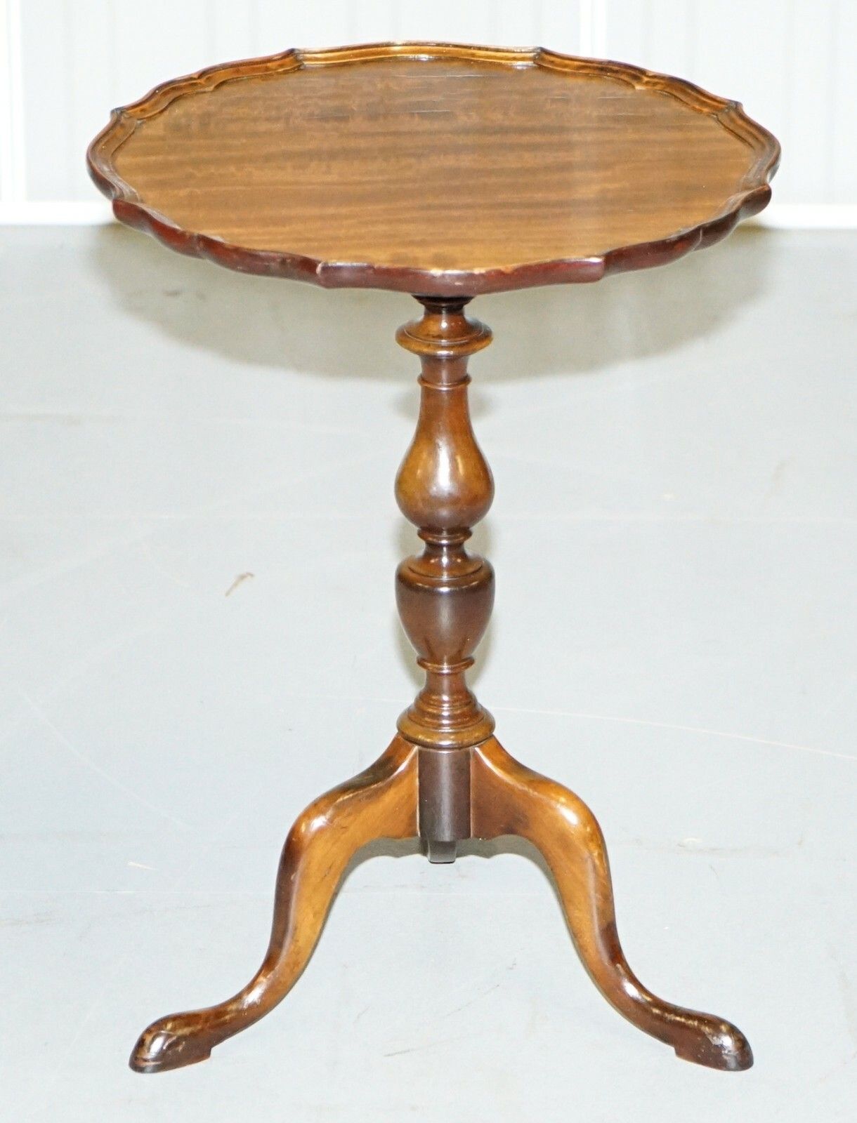 Stunning Vintage Light Mahogany Pie Crust Edge Tripod Lamp Side End Wine Table photo for sale