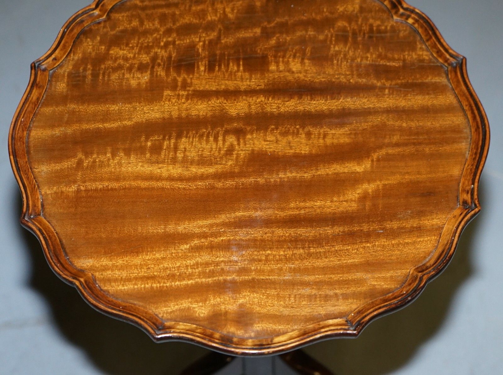 Stunning Vintage Light Mahogany Pie Crust Edge Tripod Lamp Side End Wine Table photo vinterior