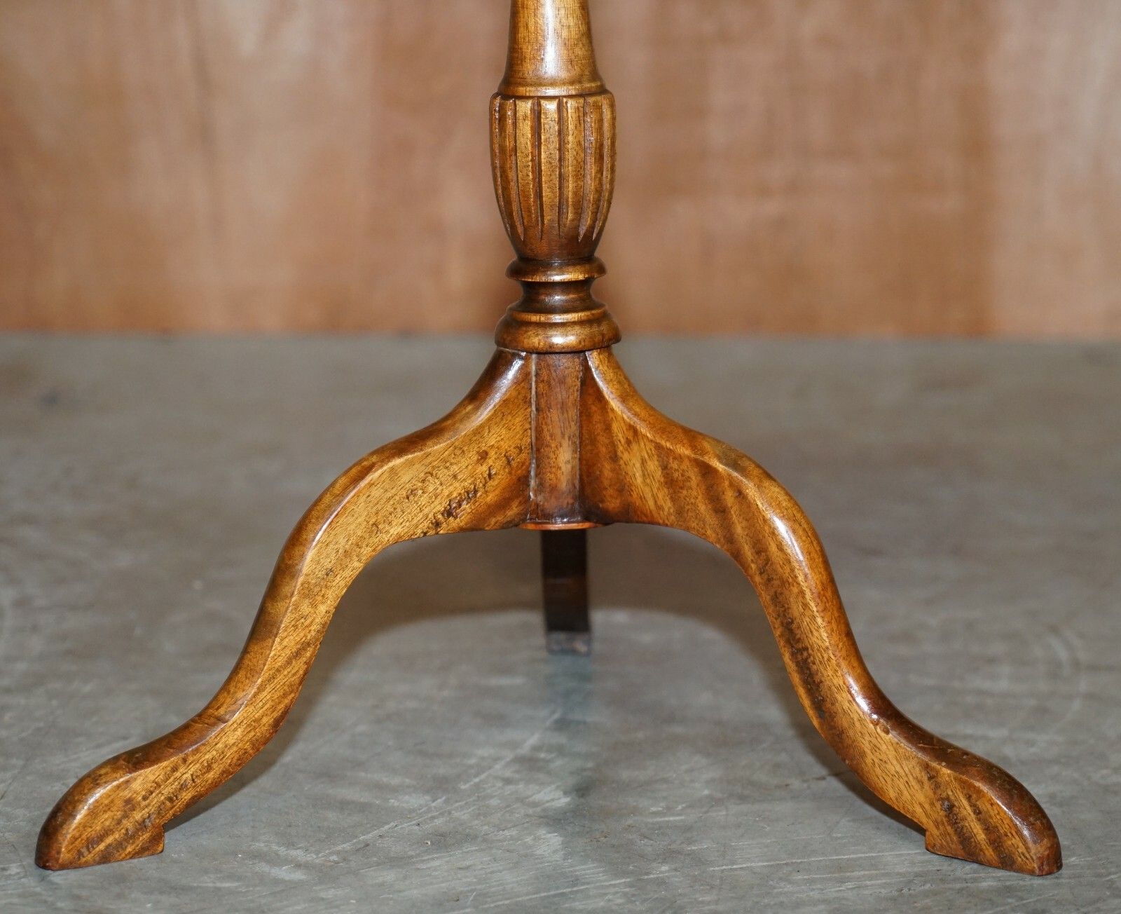 Lovely Vintage Two Tone Mahogany Tripod Lamp End Wine Table Nice Proportions photo vinterior