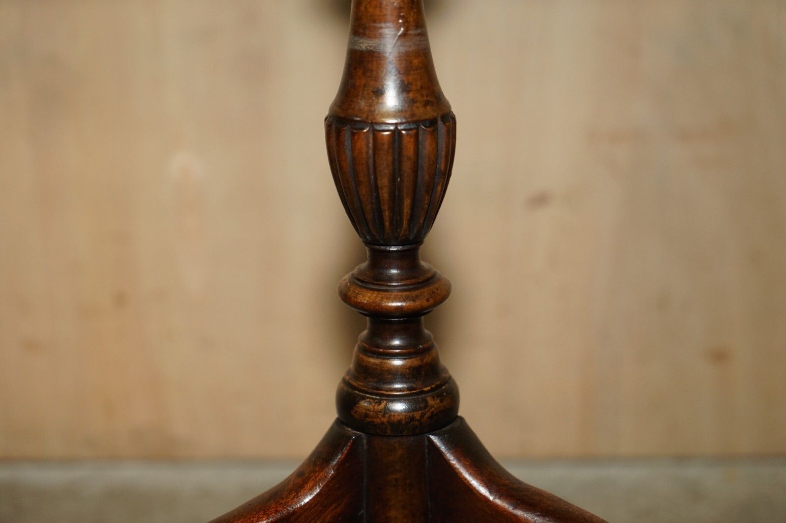 Vintage Light Mahogany With Sculpted Legs Tripod Lamp Side End Wine Table photo buy