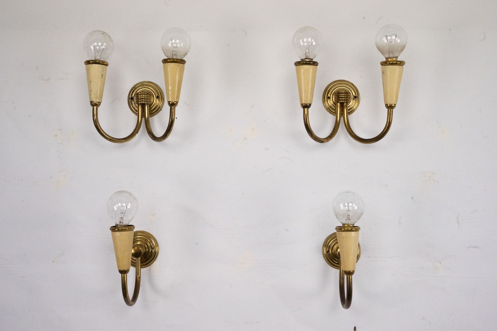 photo vintage Set Of Four Mid Century Sconces In Lacquer And Brass. Italy 1950s