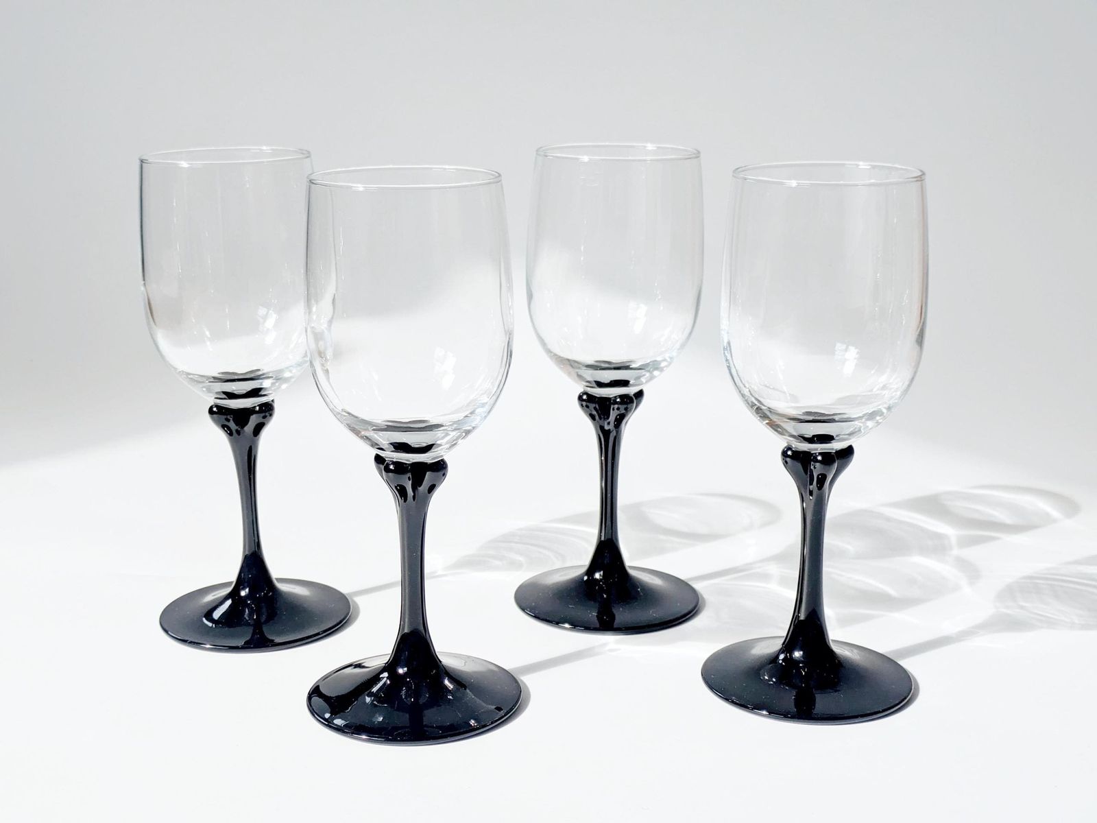 Set van 4 vintage Luminarc Veronese wijnglazen, helder glas met zwarte bloembladvoetjes, Frankrijk jaren 1970