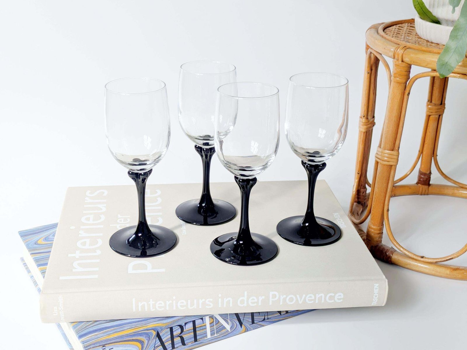 Set Van 4 Vintage Luminarc Veronese Wijnglazen, Helder Glas Met Zwarte Bloembladvoetjes, Frankrijk Jaren 1970 photo furniture