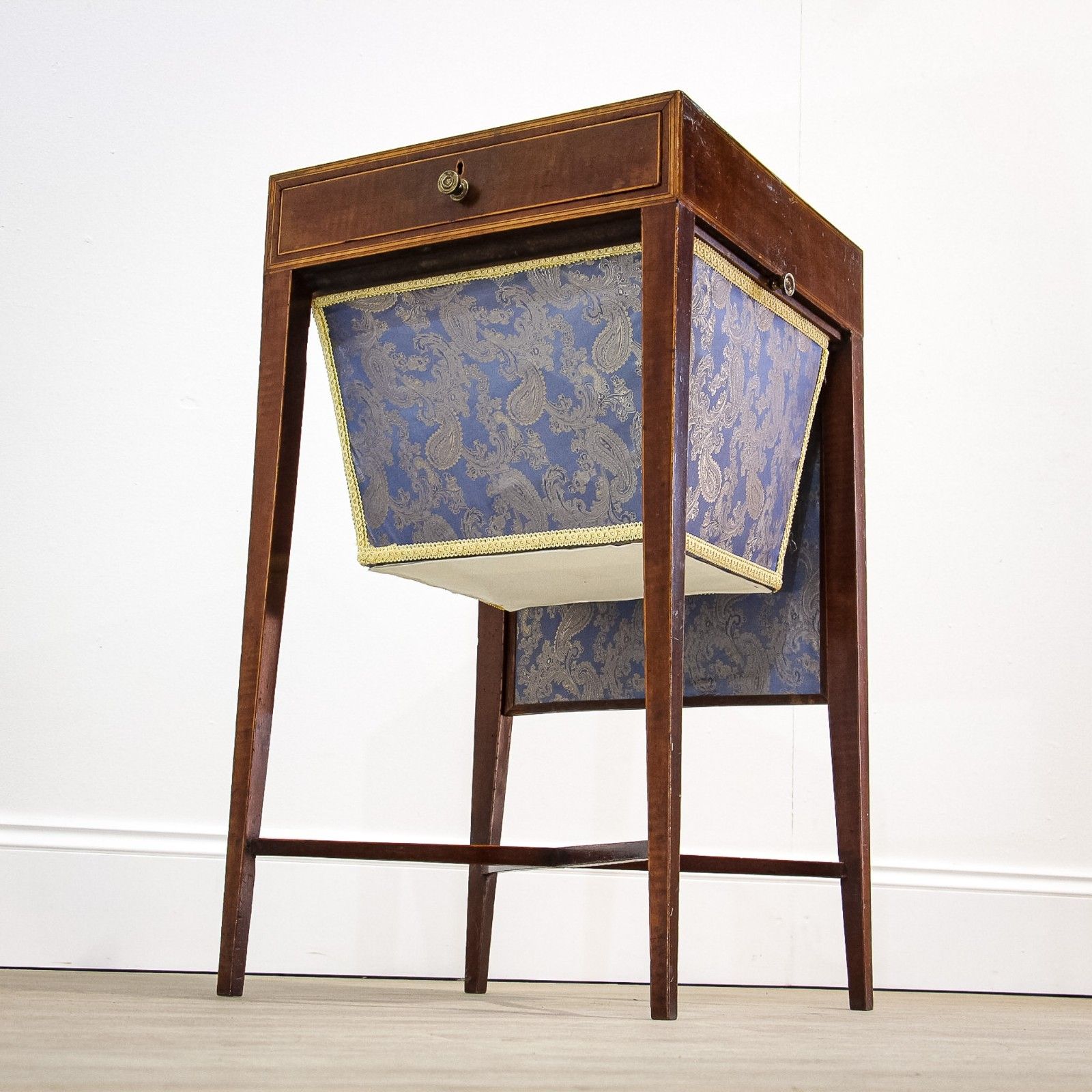 photo vinterior George III Work Table With Sewing Box & Fire Screen