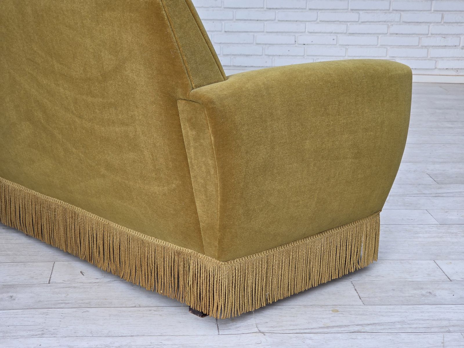 photo vinterior 1970s, Danish 3 Seater Sofa, Original Light Green Furniture Velour.