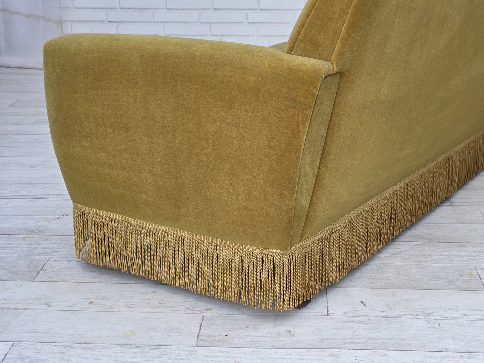 photo vintage 1970s, Danish 3 Seater Sofa, Original Light Green Furniture Velour.