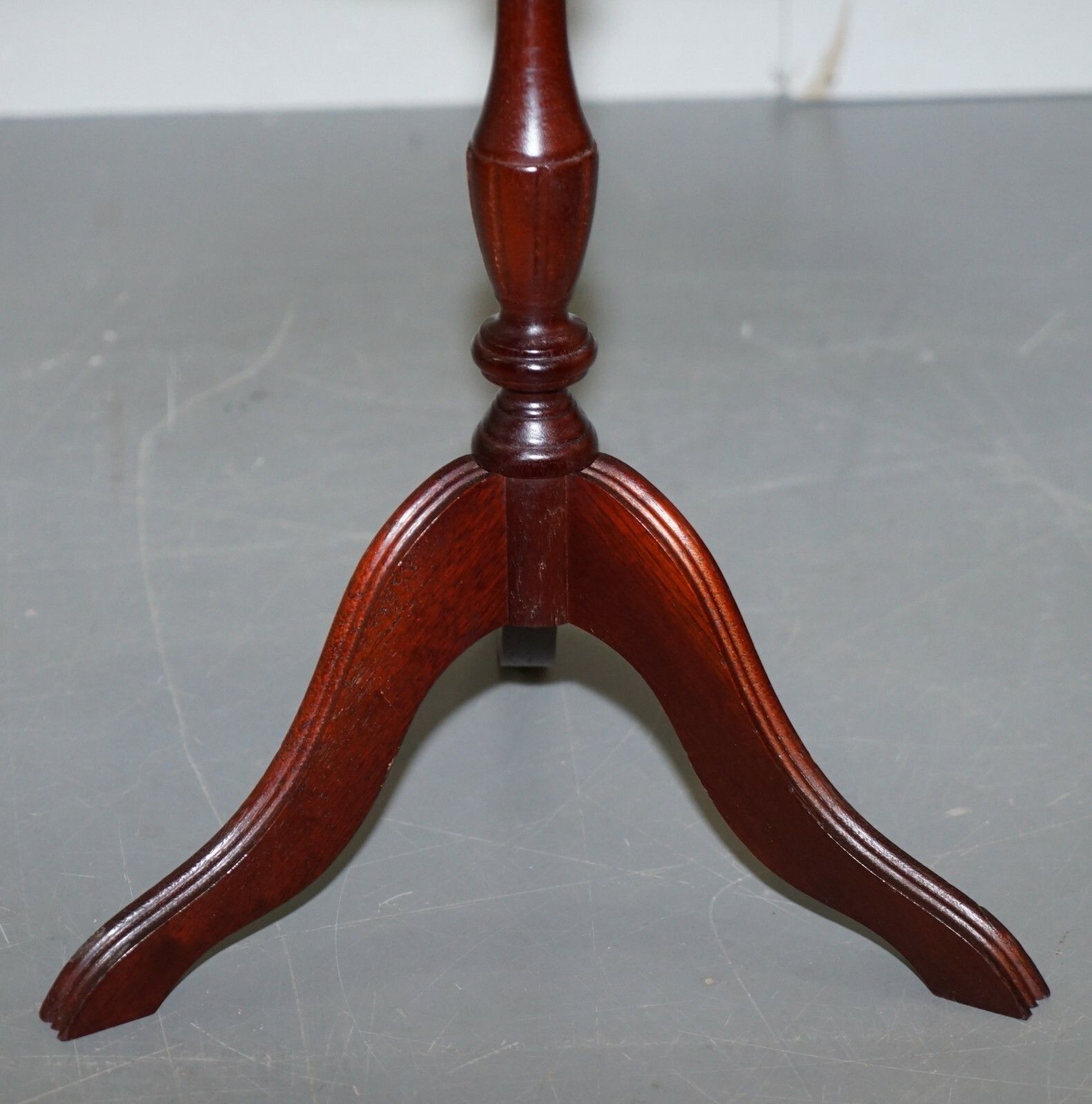 Bevan Funell Charming Green Leather Vintage Mahogany Tripod Lamp Side End Table photo buy