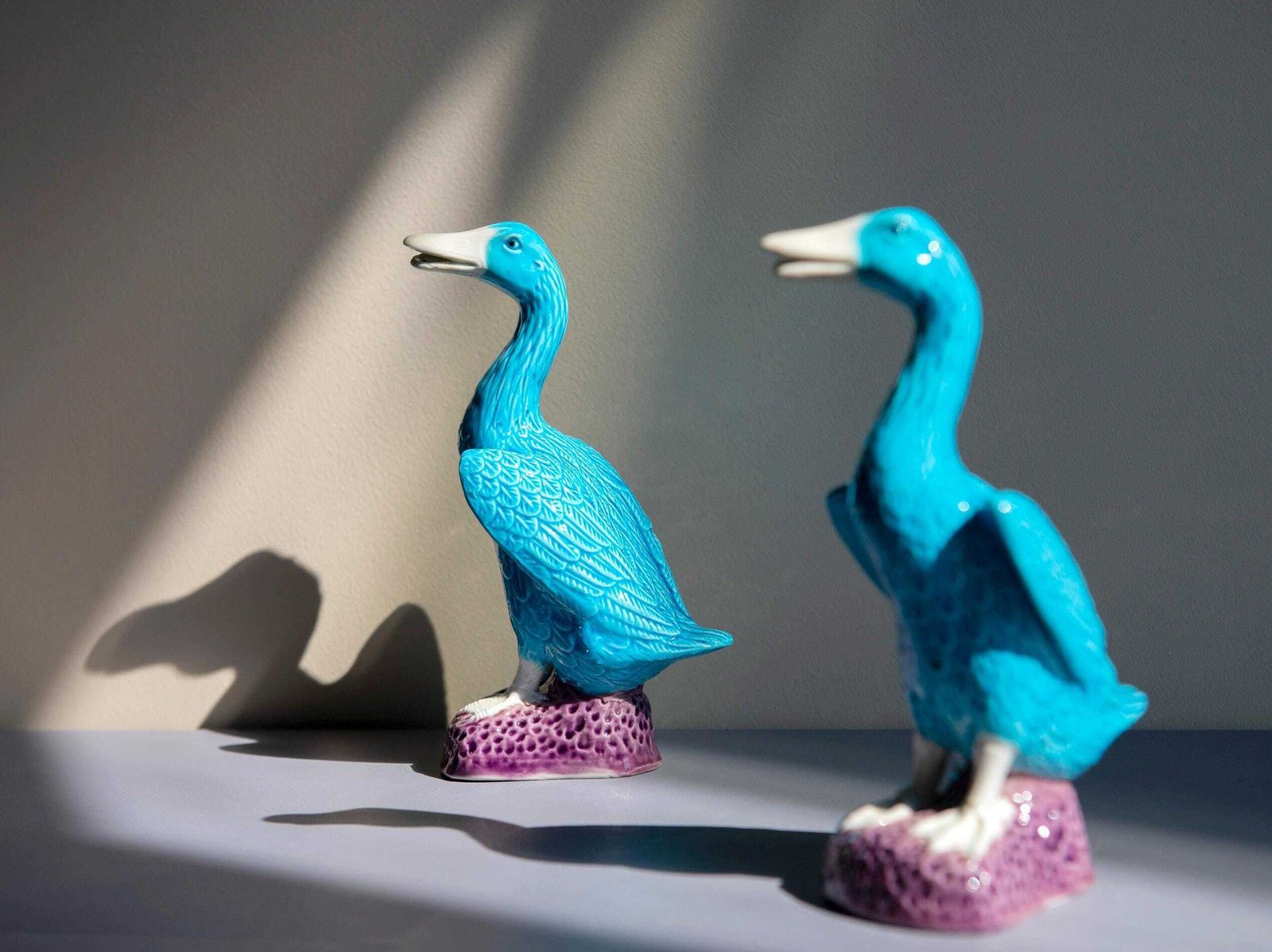 Set Van 2 Porseleinen Blauwe Eendenbeeldjes, Chinees Aardewerk Figurenpaar, Decoratieve Kleine Beeldjes, Oosterse Decoratie, Keramische Turquoise Vogels photo furniture