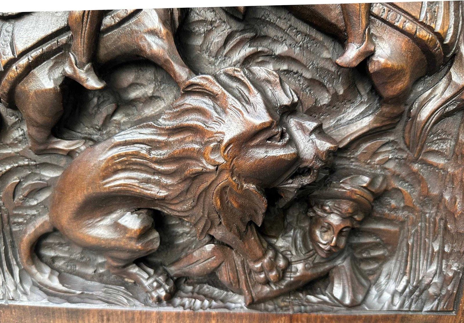 19th Century Carved Wood Panel – Dramatic Lion Hunt Scene – Orientalist Antique Wall Art 26,4" photo 497.0