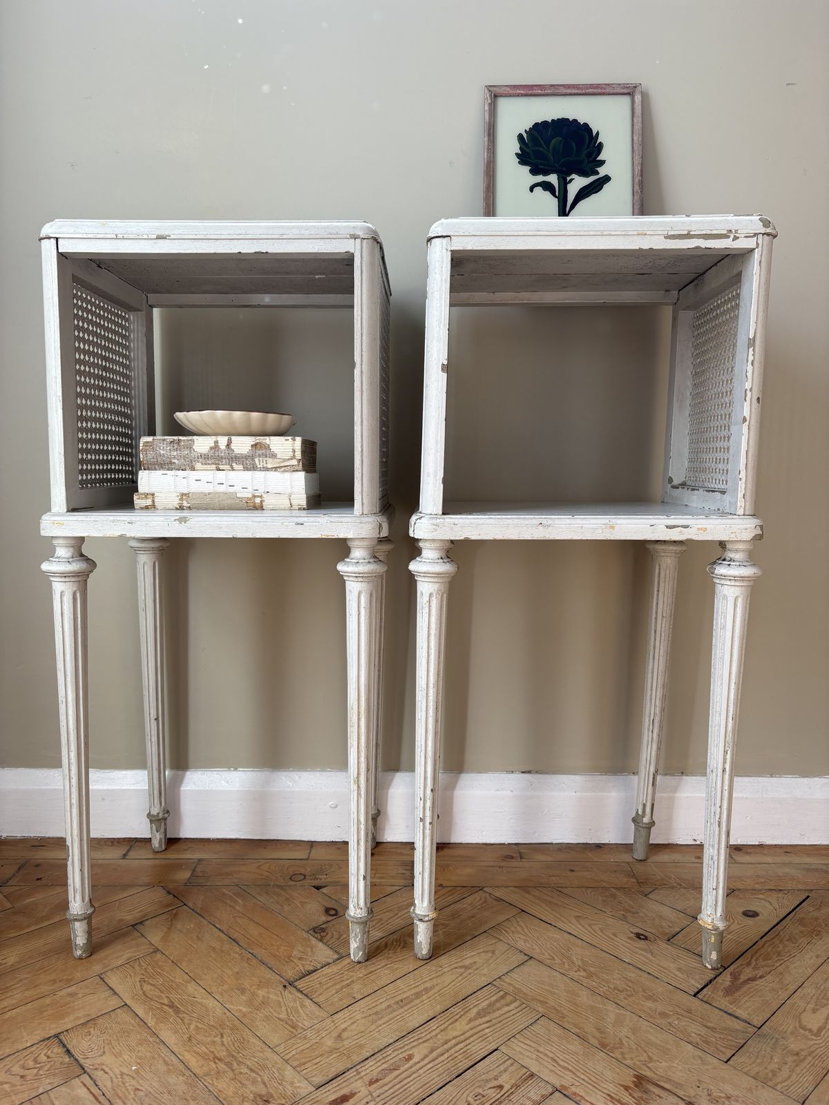 photo vintage A Painted Pair Of Vintage Parisian Side Tables