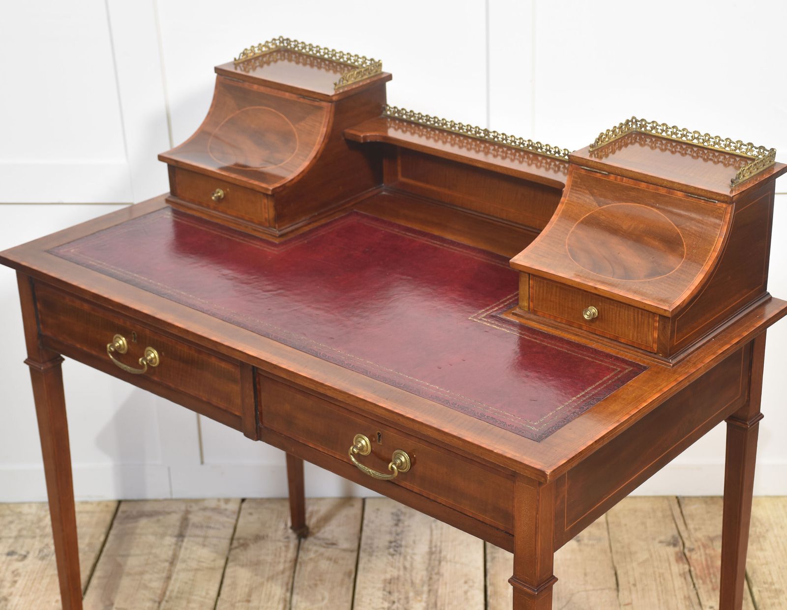 Mahogany Writing Desk With Satinwood Inlay photo vinterior