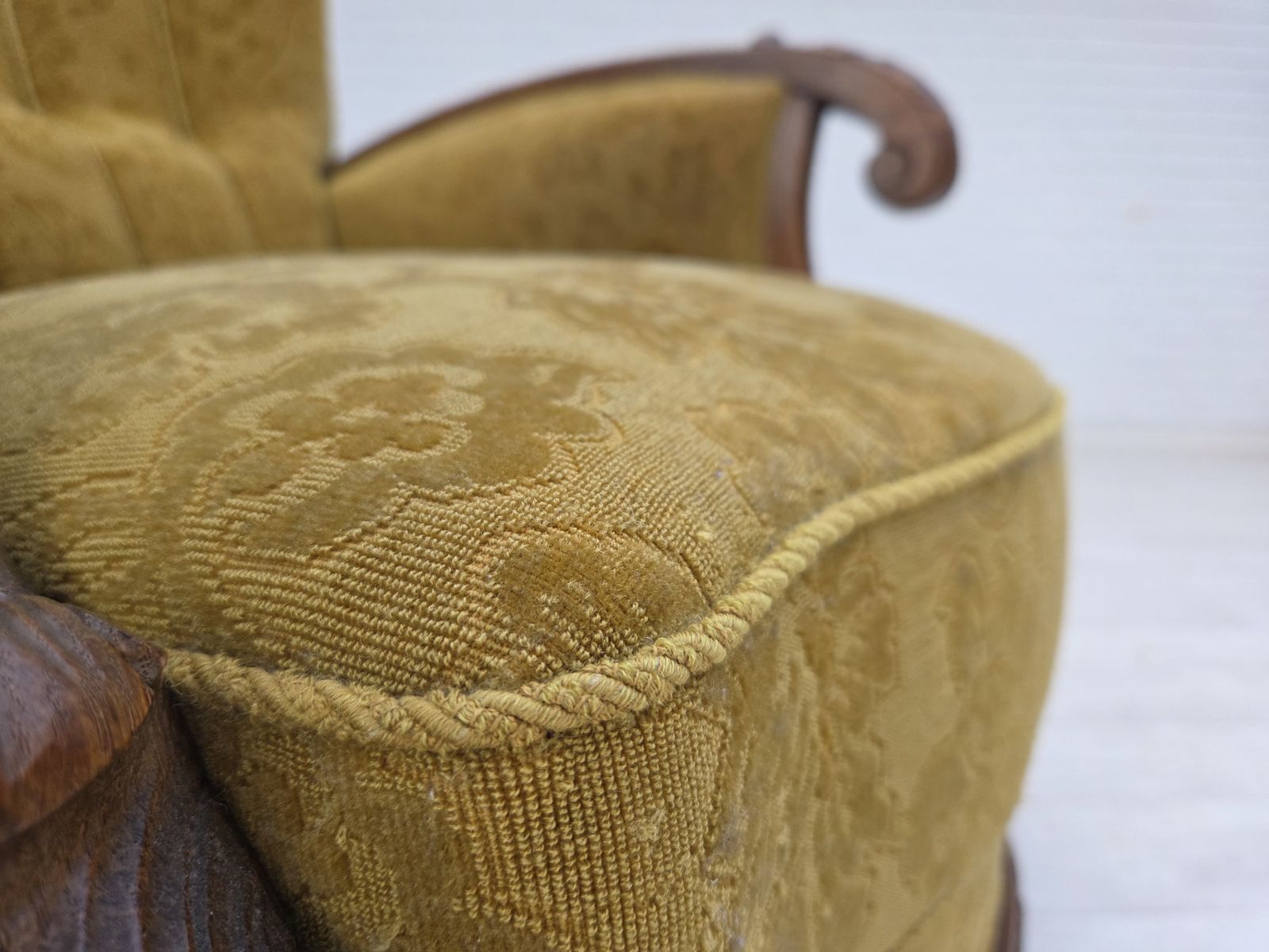 photo vintage 1960s, Danish Armchair, Furniture Wool, Solid Oak Wood.