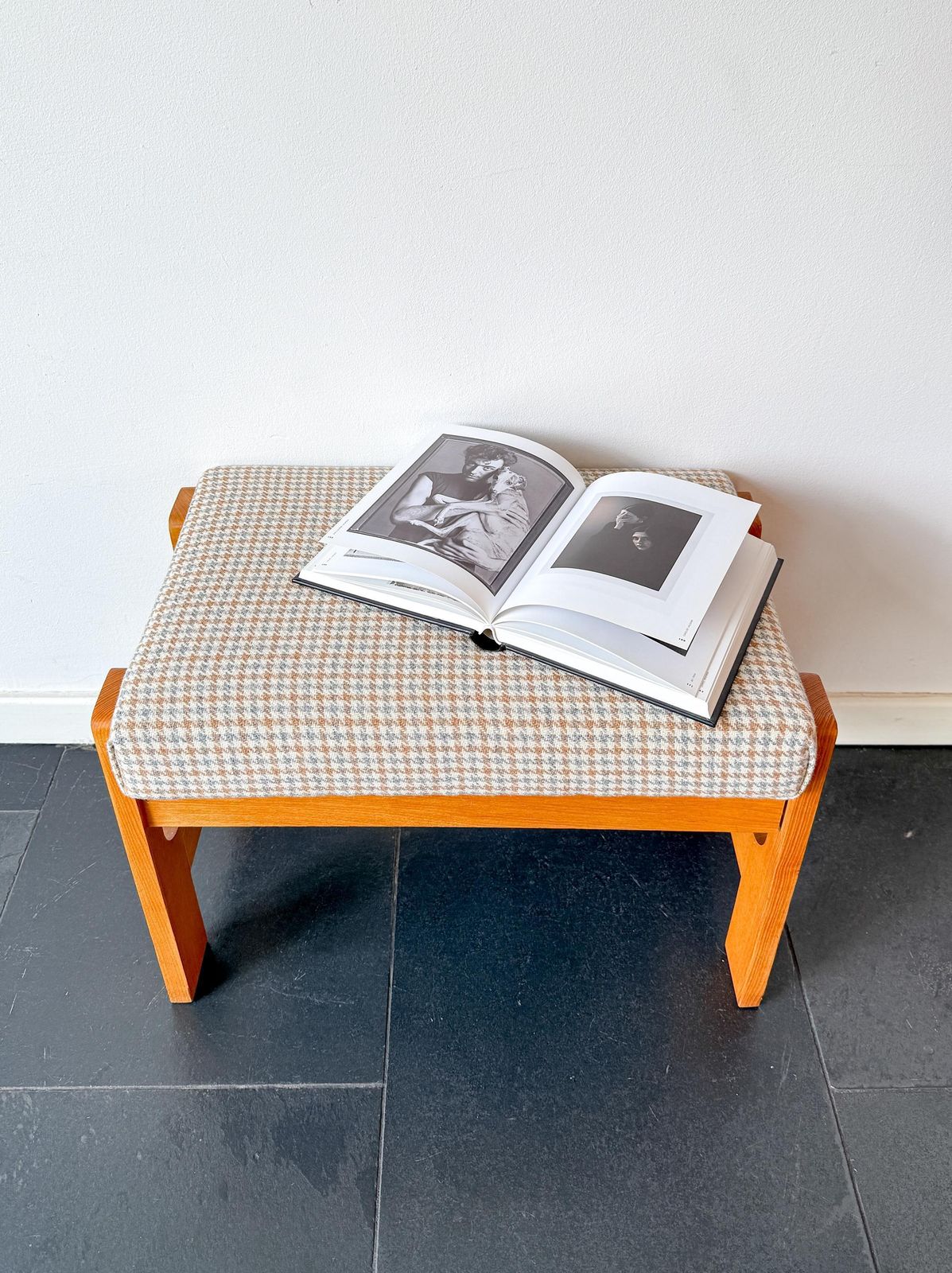 Vintage Mid Century Voetenbank | Hout, Wol | Uitstekende Staat | Jaren 1970 | Ottoman | Scandinavisch