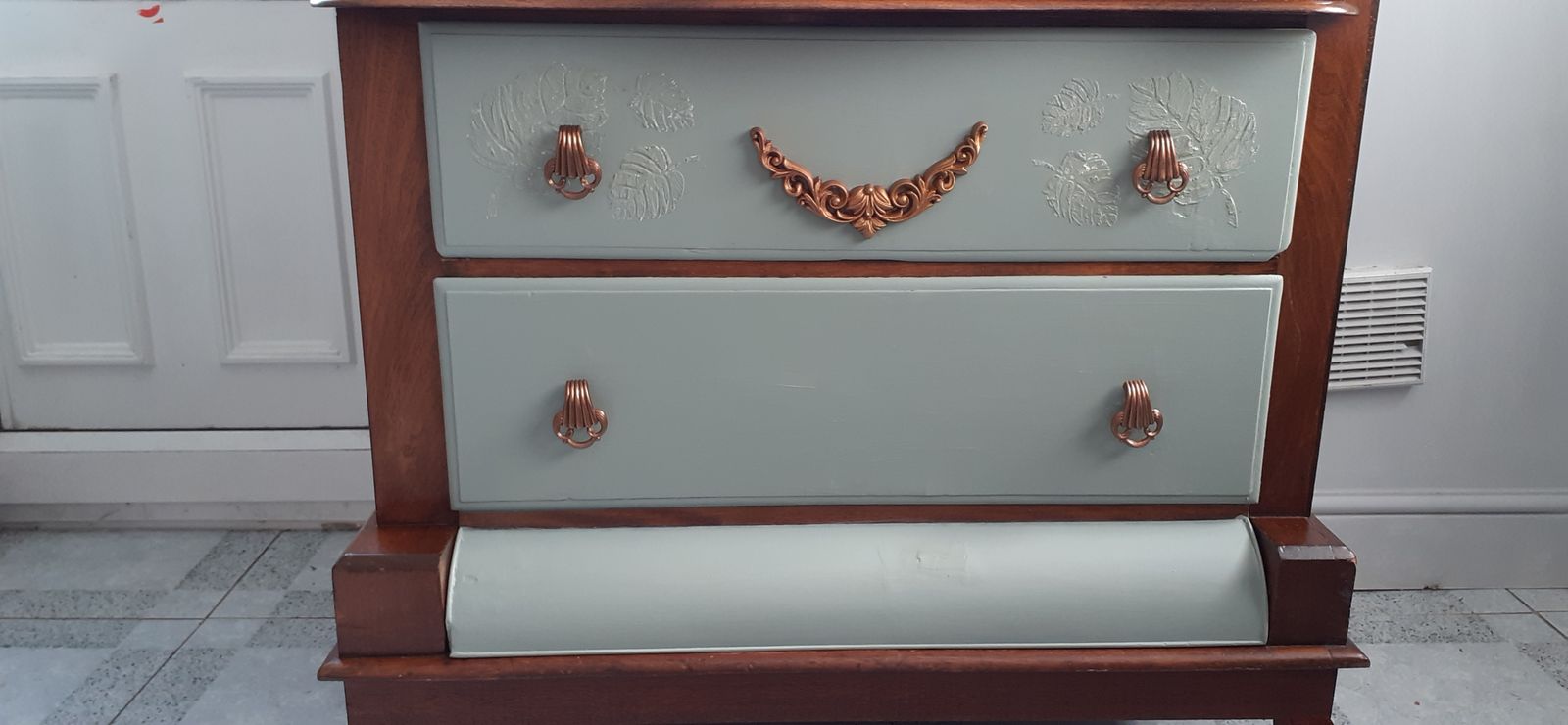 Reduced Stunning , Victorian Flame Mahogany. Large Serpentine Chest With Shaped Feet. This Is  A Class Act photo vinterior