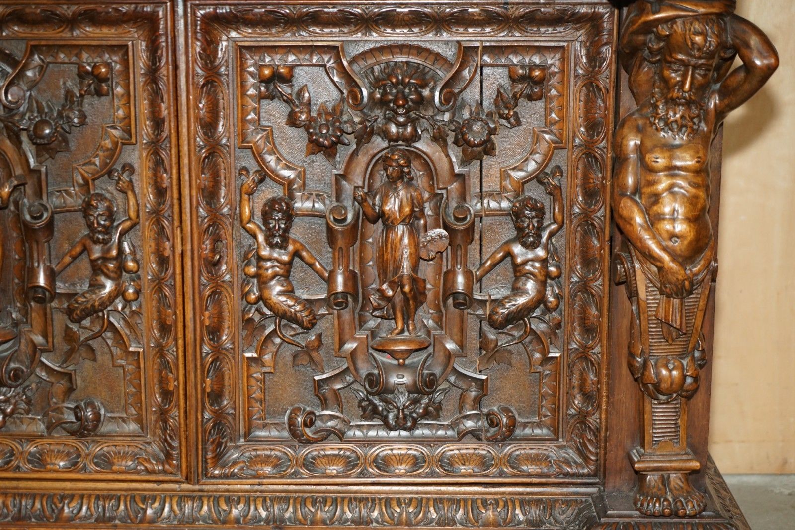 photo vintage Important Antique Circa 1850 French Walnut Ornately Carved Buffet Sideboard