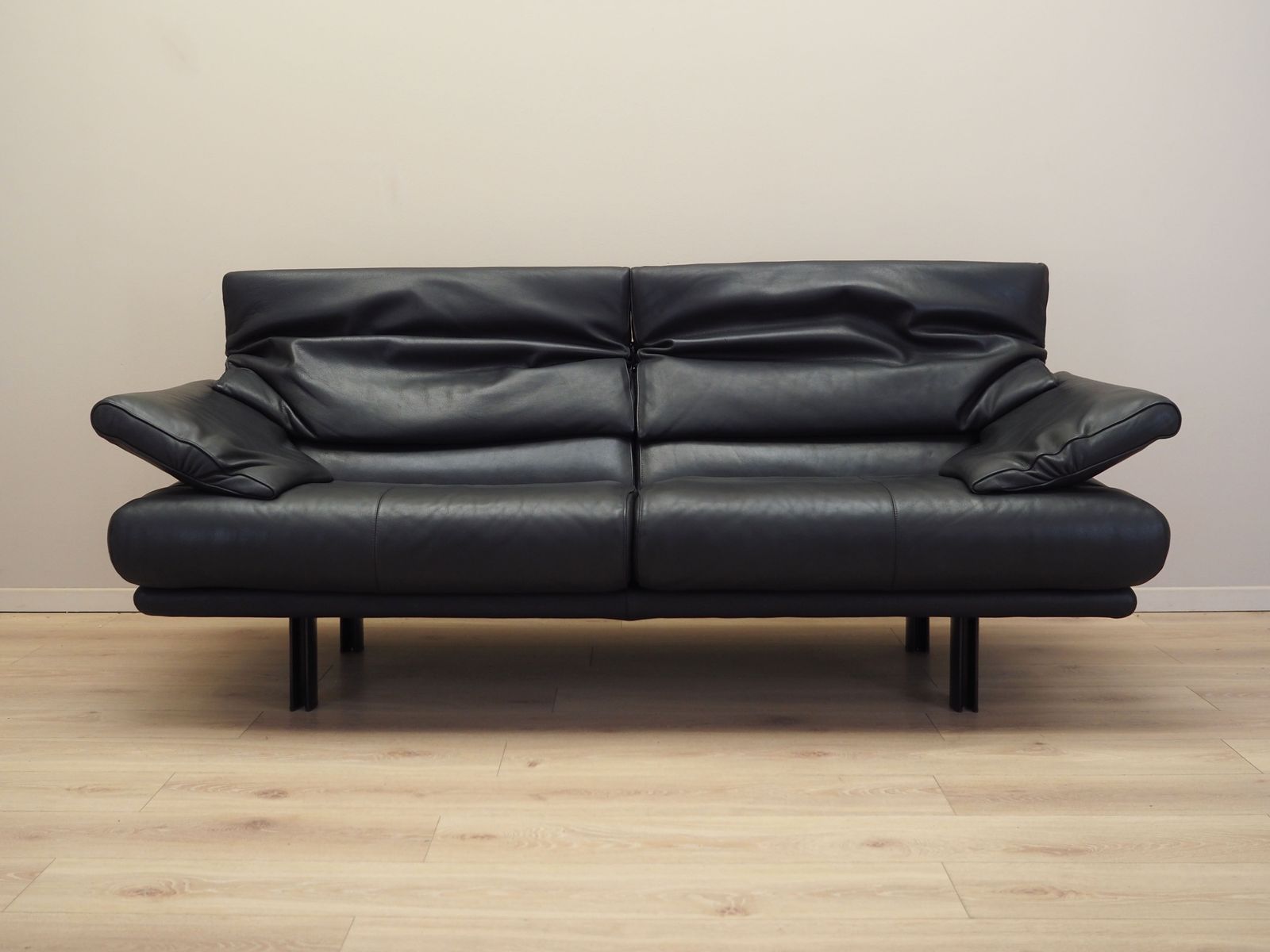 Leather Sofa Alanda, Italian Design, 1980s, Manufacturer: B&B Italia, Designer: Paolo Piva photo furniture