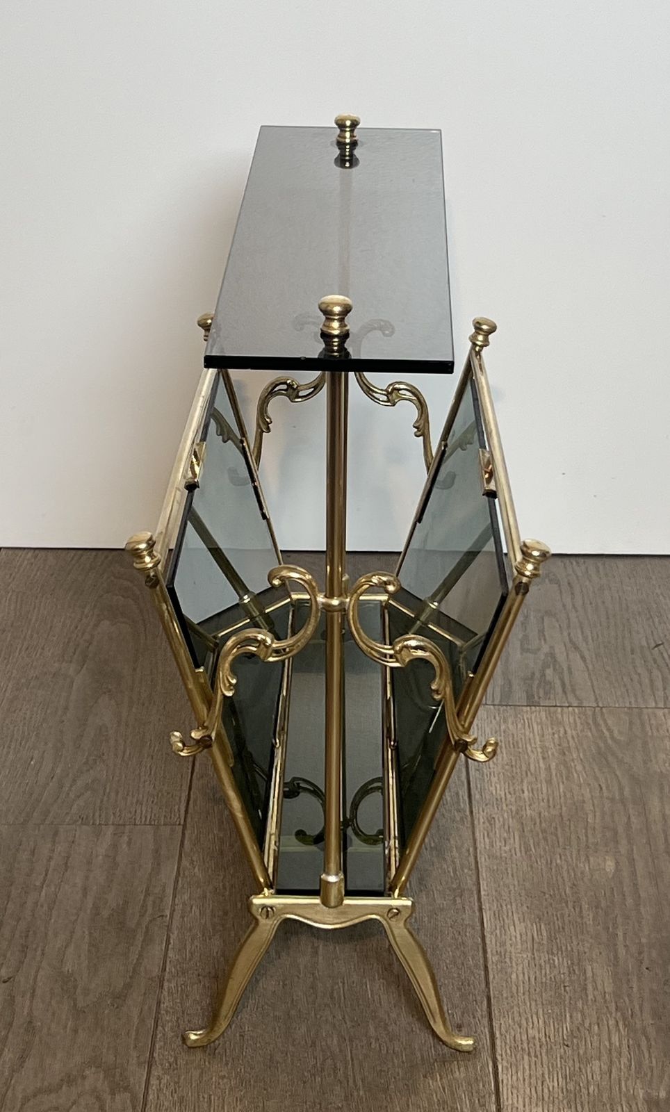 photo vinterior Brass And Blue Glass Magazine Rack