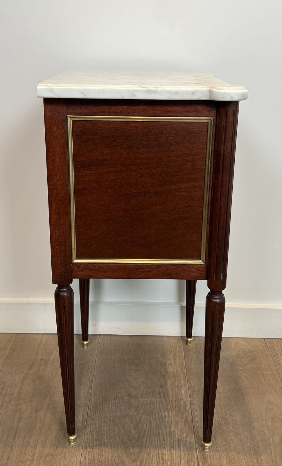 photo vinterior Pair Of Mahogany And Brass End Tables Or Bedside Tables With Carrara Marble Tops In The Style Of Maison Jansen. Circa 1940