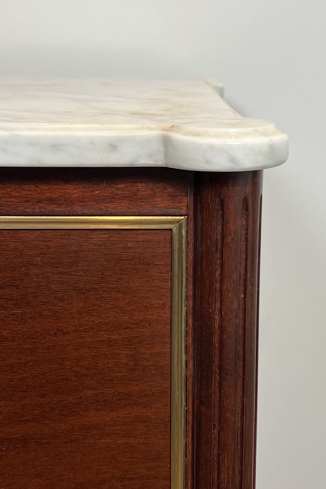 photo vintage Pair Of Mahogany And Brass End Tables Or Bedside Tables With Carrara Marble Tops In The Style Of Maison Jansen. Circa 1940
