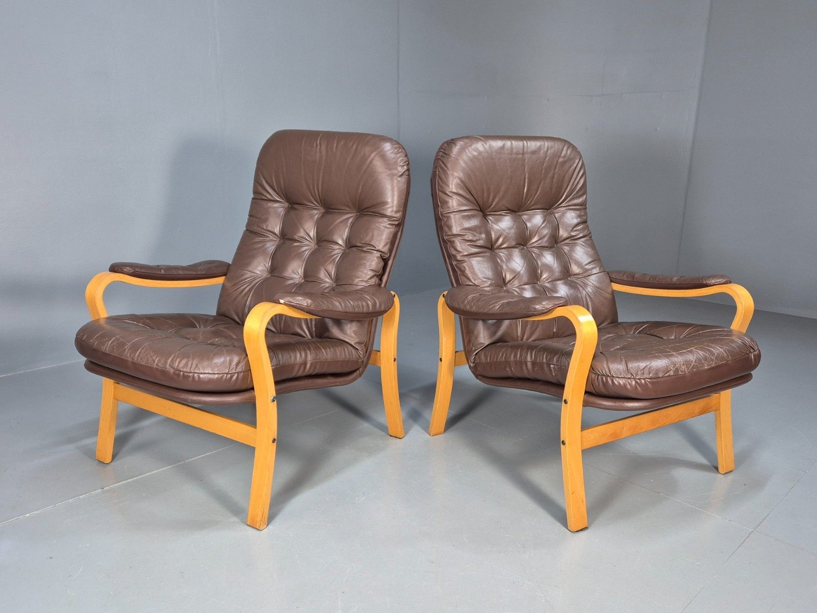 2 Vintage Danish Lounge Chairs Leather And Bentwood 1980s Retro Mcm Eb8690 Mben