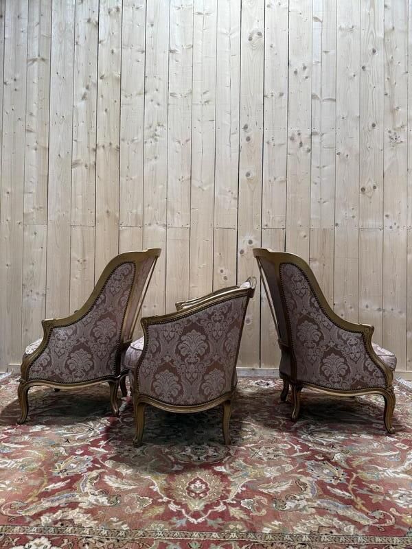 Salon De Style Louis XV En Bois Doré Avec Canapé Et Paire De Fauteuils photo for sale