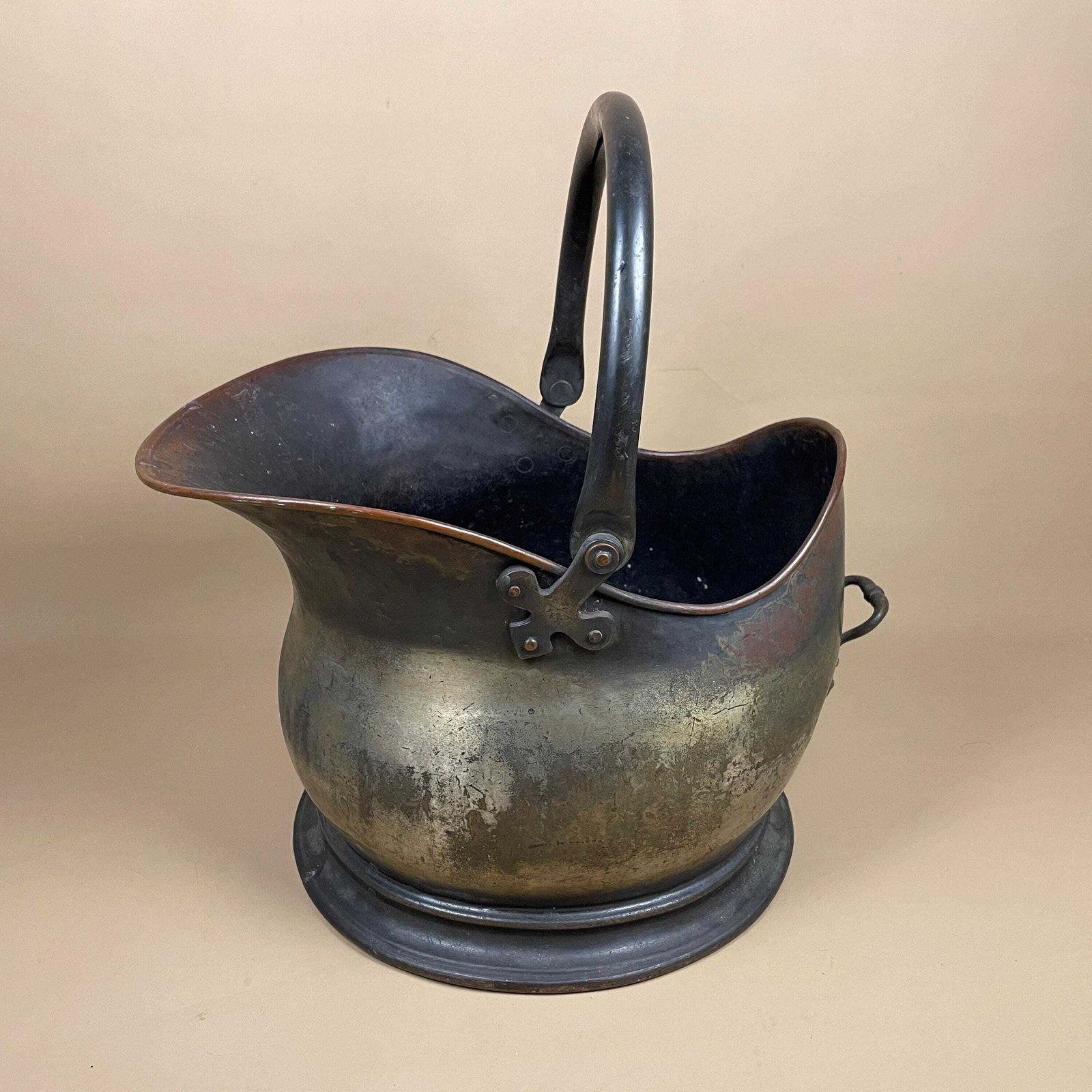 Antique Metal Copper Gold Brass Coal Bucket Handle Fireside Fire Side Scuttle Copper Helmet Farmhouse Cottage Aged Patina Vintage Fireplace photo vinterior