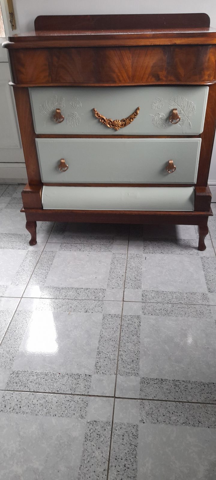 photo vinterior Reduced Stunning , Victorian Flame Mahogany. Large Serpentine Chest With Shaped Feet. This Is  A Class Act