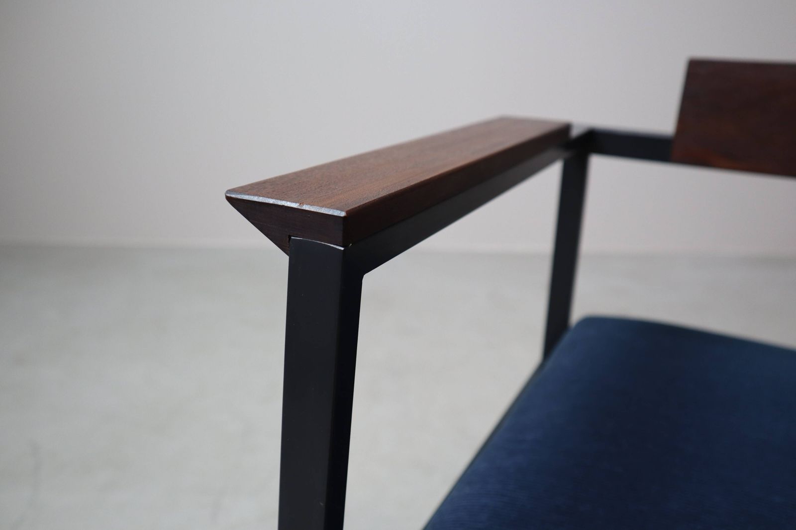 photo vintage Pair Of Postmodern Armchairs In Steel And Mahogany, 1970s