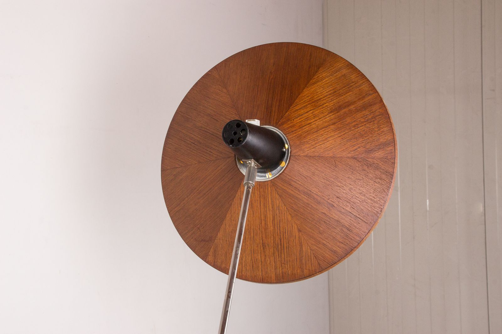 Grand lampadaire inclinable en acier et teck, 190 cm, par Georges Frydman, 1960. photo buy