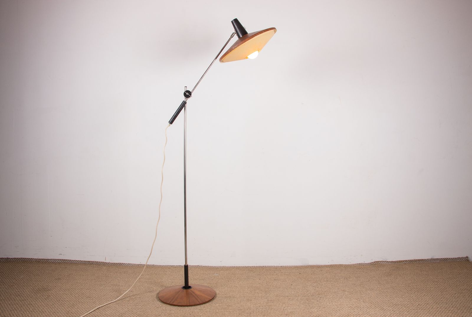 photo for sale Grand lampadaire inclinable en acier et teck, 190 cm, par Georges Frydman, 1960.