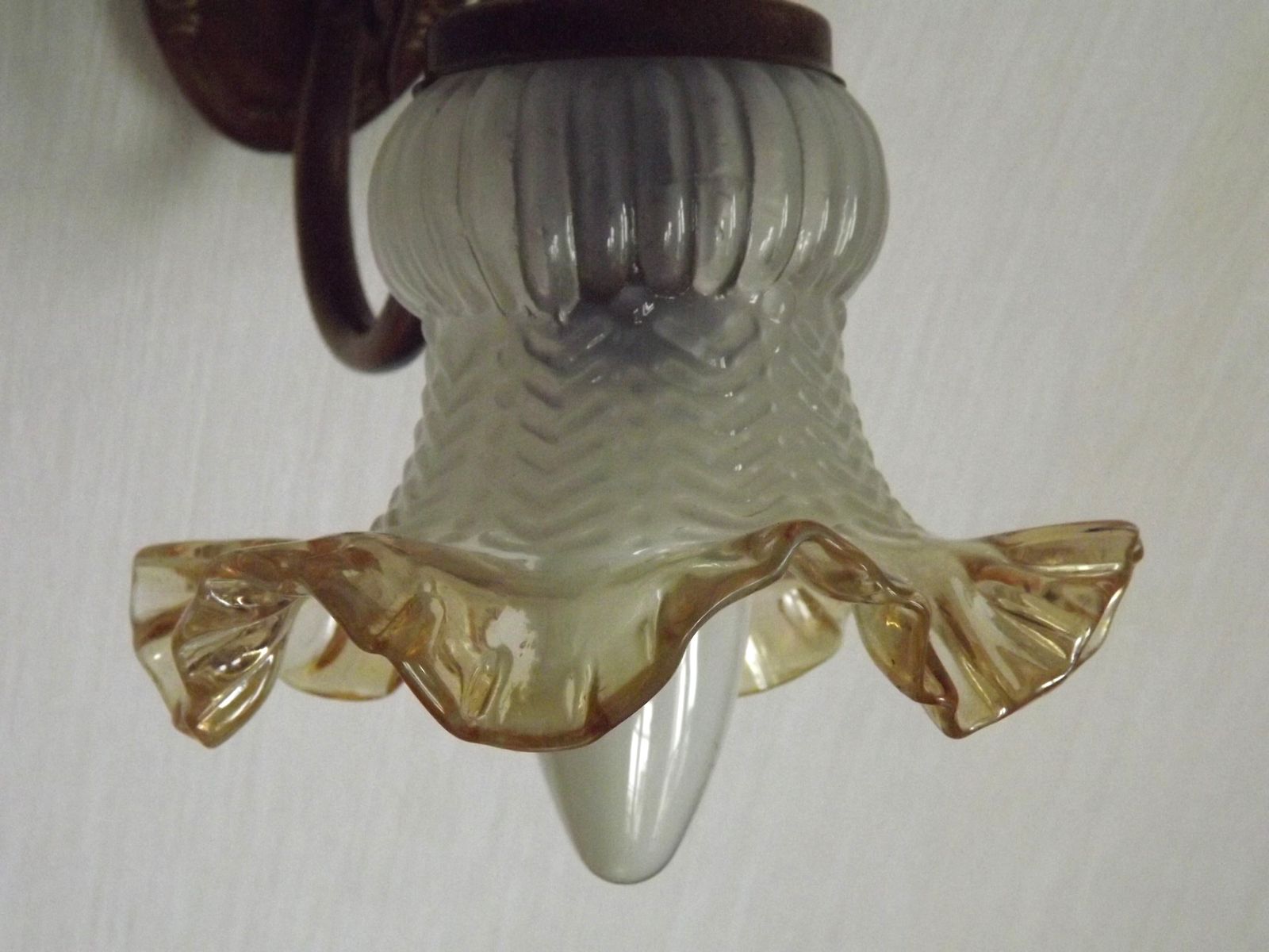 French Mid Century  Brass Single Wall Light With Patterned Frilled Glass Shade. photo vintage