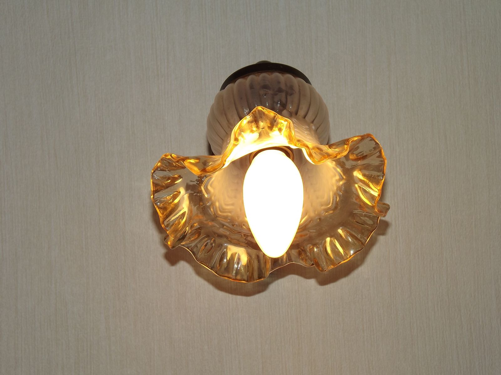 French Mid Century  Brass Single Wall Light With Patterned Frilled Glass Shade. photo Lighting