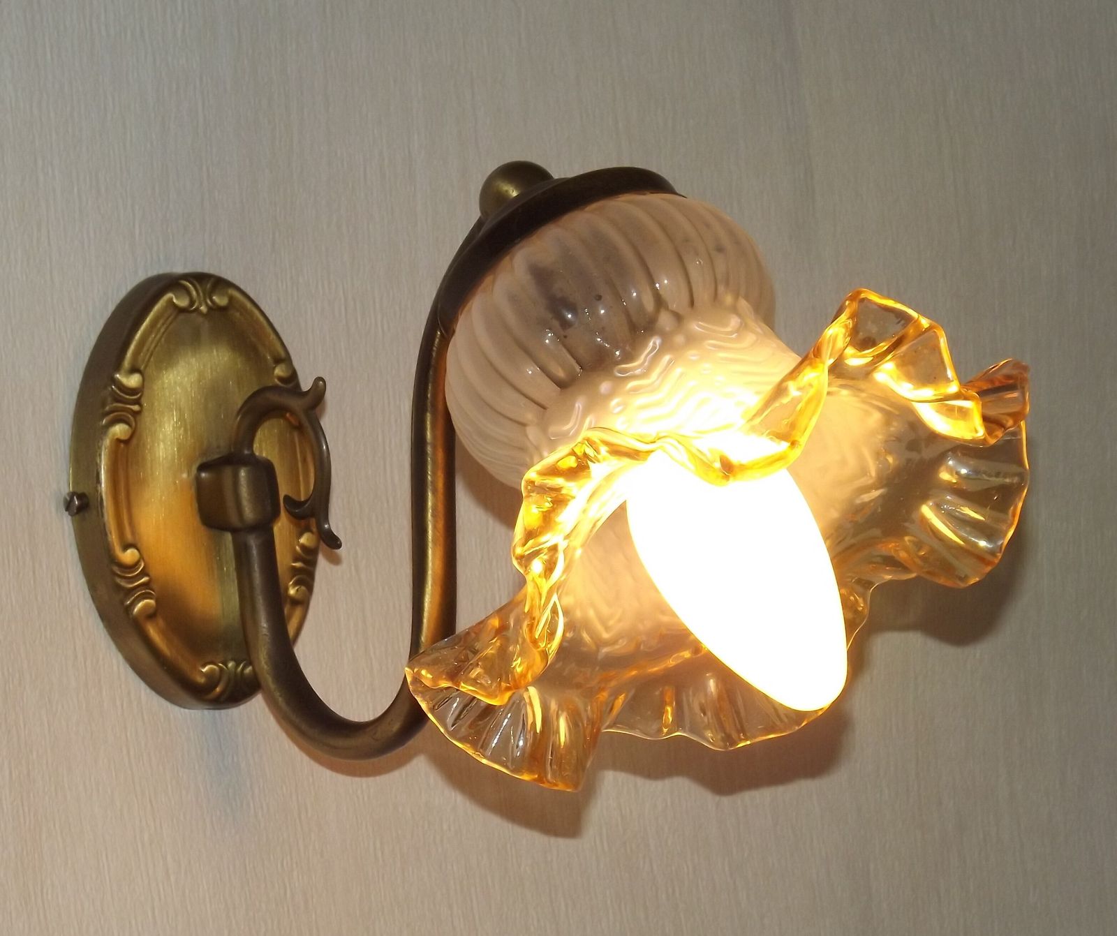 French Mid Century  Brass Single Wall Light With Patterned Frilled Glass Shade. photo 75.0