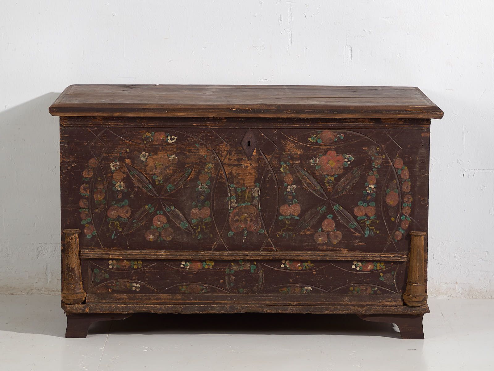 Antique Bridal Chest With Carved Vegetal Decoration photo 2471.0